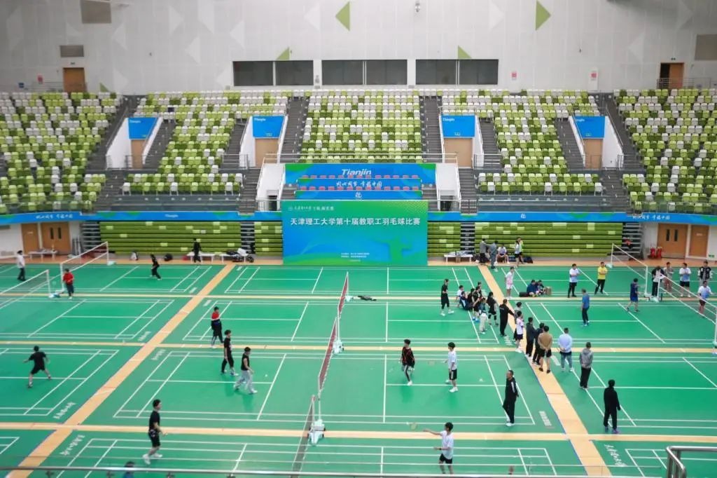 米兰举办第十届教职工羽毛球比赛