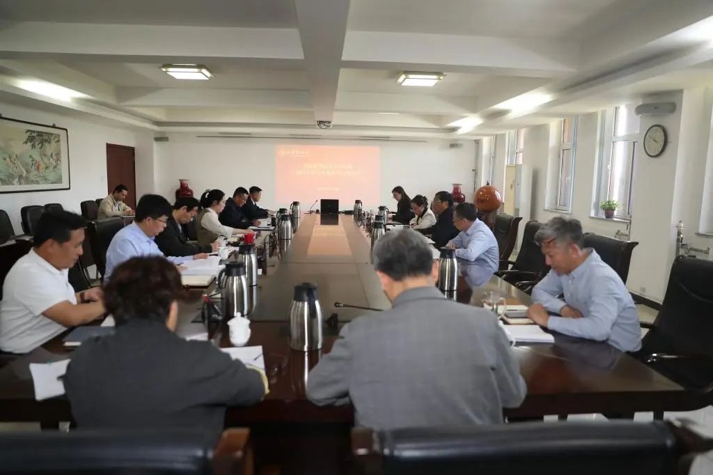 校党委理论学习中心组开展2025年第五次集体学习研讨