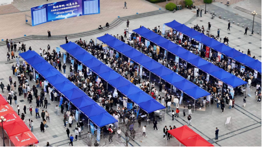 米兰举办第四届“职场扬帆·创赢未来”就业“双创”服务周大型校企供需对接服务展示活动