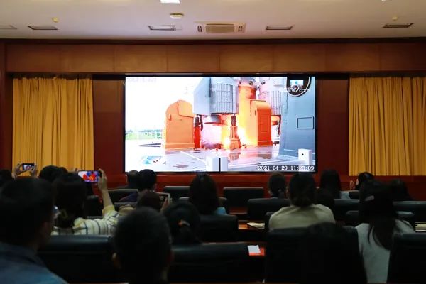 米兰师生热议天和核心舱成功发射