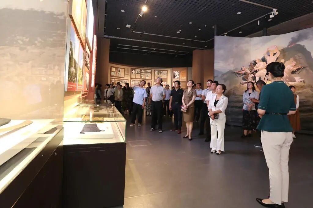 学校组织师生参观天津市纪念抗日战争胜利80周年文物展