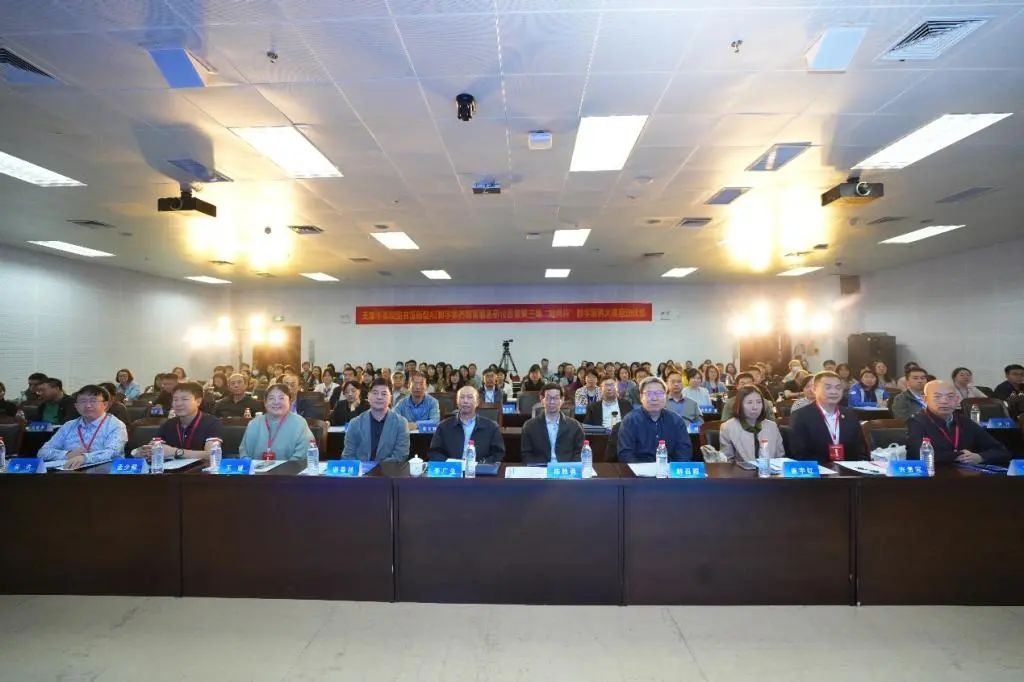  天津市高校图书馆新型AI数字素养教育服务研讨会在米兰举办