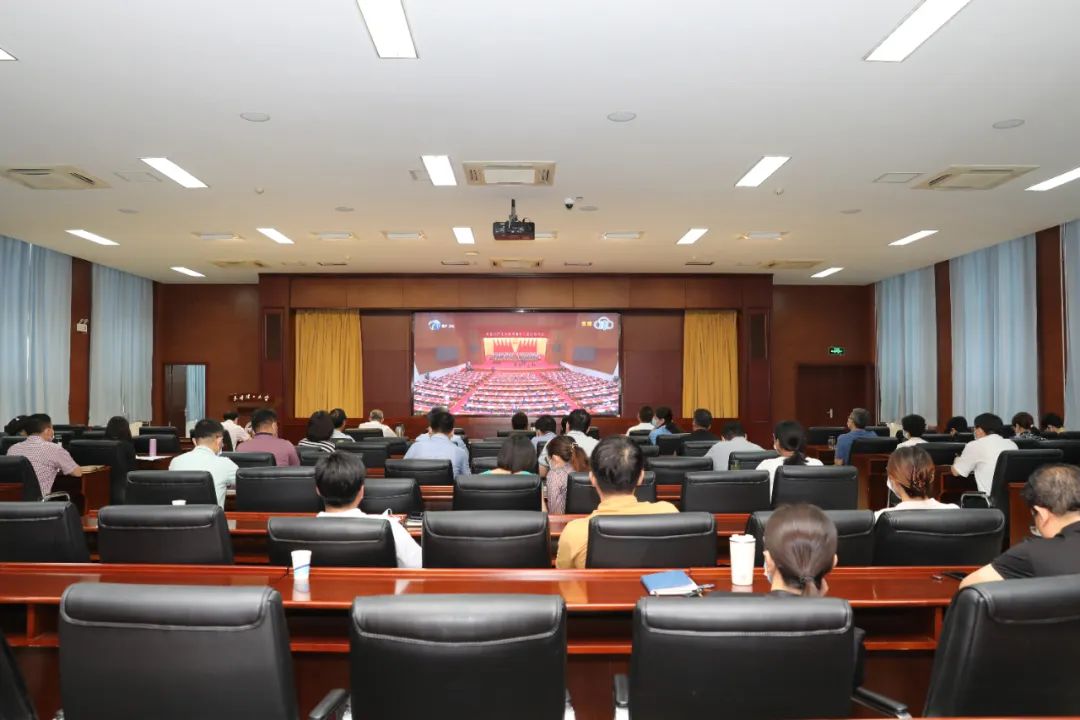 米兰广大党员干部教师认真收听收看市第十二次党代会开幕式直播