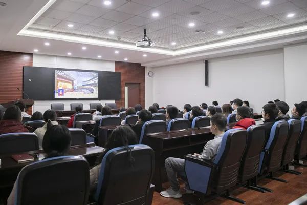 米兰师生关注两会盛况 热议政府工作报告