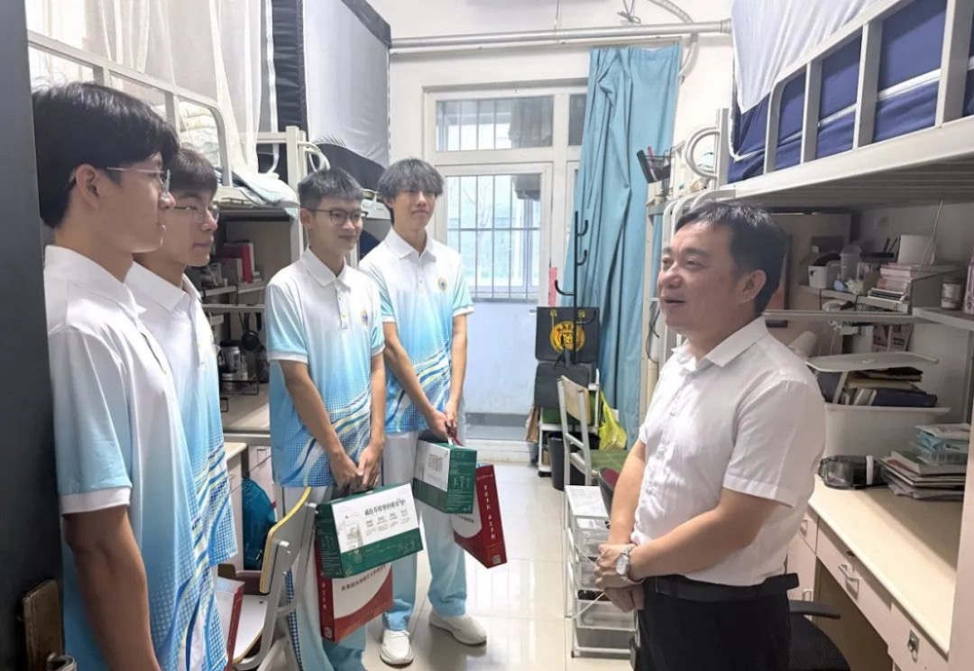 校领导慰问米兰上合组织峰会青年志愿者