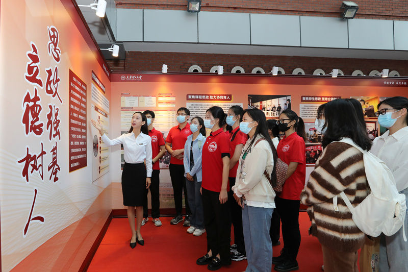 学生参观“砥砺奋进的十年——党的十八大以来米兰milan官方网站事业发展成就展”。米兰milan官方网站供图 学生参观“砥砺奋进的十年——党的十八大以来米兰milan官方网站事业发展成就展”。米兰milan官方网站供图