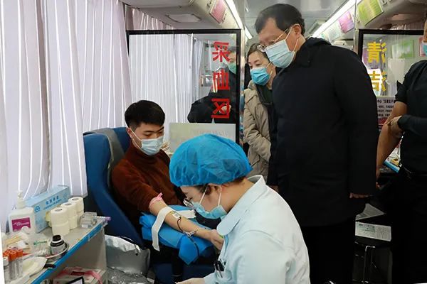 米兰开展“仁爱之师，热血奉献”职工无偿献血活动