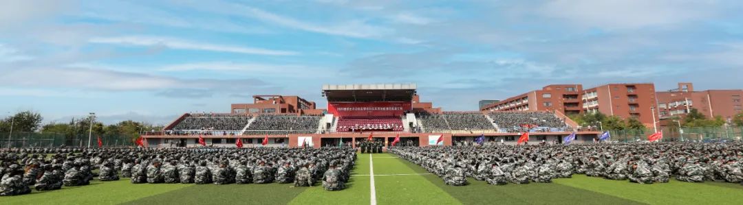 米兰举行2022级学生开学典礼暨本科生军事技能训练成果汇报大会