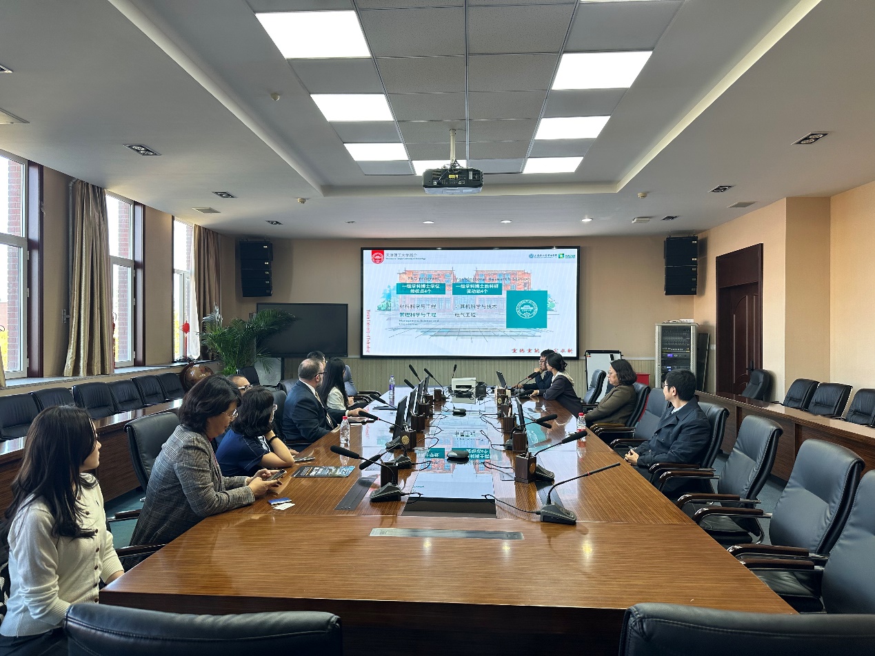 会议室里的人们描述已自动生成 会议室里的人们描述已自动生成